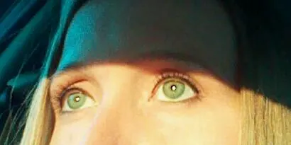 My eyes are green. 