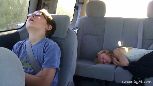 kids sleepig in car