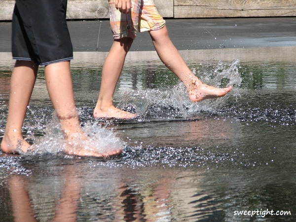 kids wet feet splashing