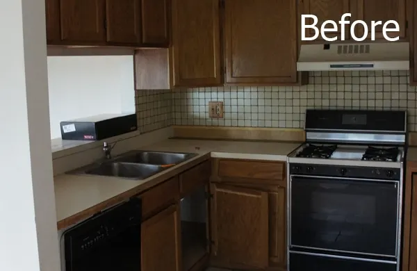 Picture of the kitchen before using Encore countertop refinishing system. 