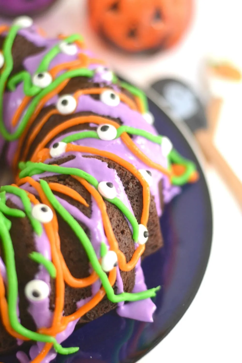 Easy eyeball cake for halloween.