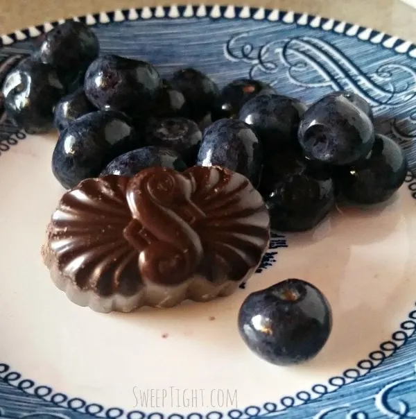 Blueberries and Dark Chocolate. Double antioxidants. #LittleChanges #IC #sponsored