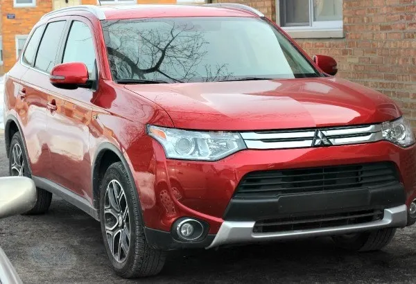 Red 2015 Mitsubishi Outlander.