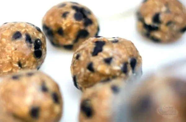 Peanut butter energy bites with chocolate chips. 