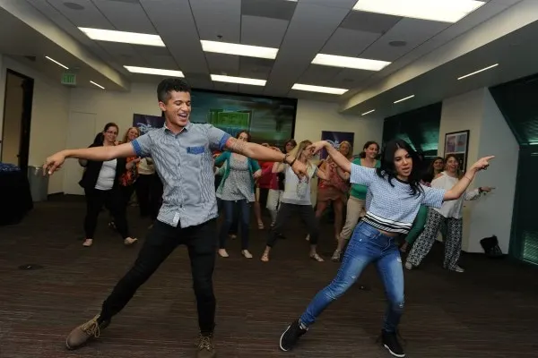 How to dance lesson from Chrissie Fit and Jordan Fisher.