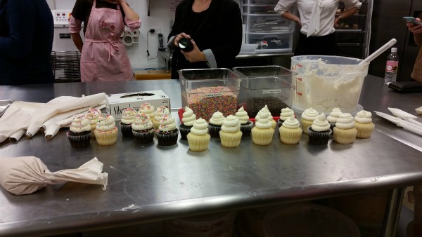 Learning how to create the Gigi Swirl on cupcakes. 