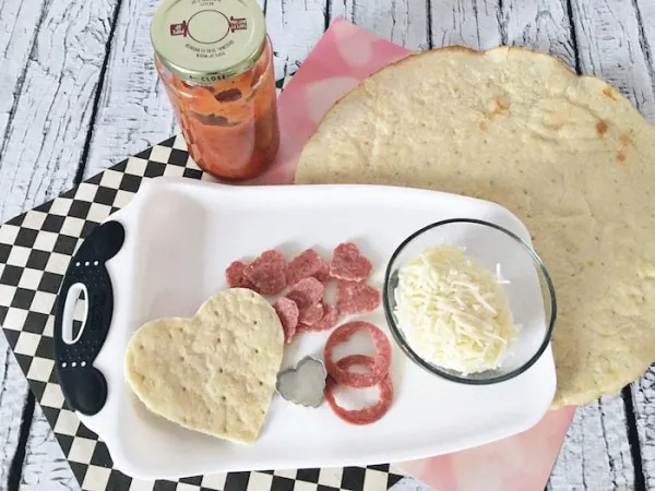 Perfect Valentine's Day lunch for school - DIY pizza lunchable - school lunches