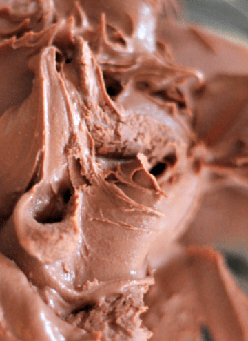 Super successful 2 ingredient chocolate ganache recipes - white and chocolate frosting and/or filling. So yummy!