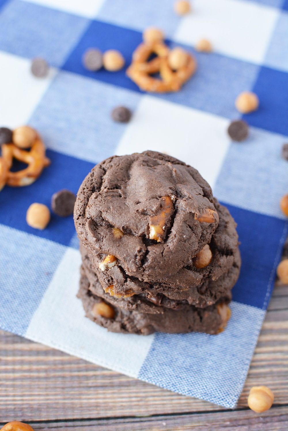 Chocolate cookies with caramel and pretzels