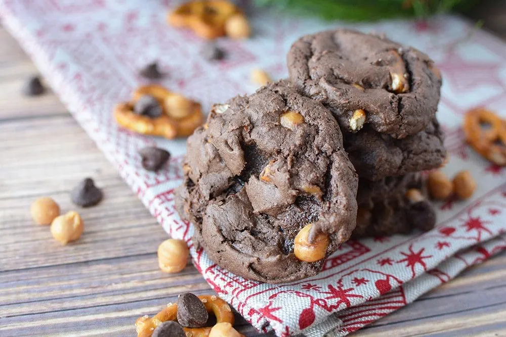 Chocolate cookies with pretzels and caramel