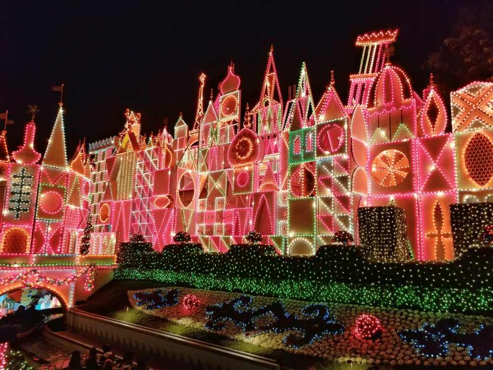 Top 5 Reasons to Visit Disneyland During Christmas #Disneyland