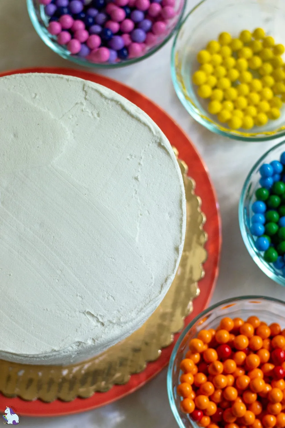 Easy cake decorating - Magical Rainbow cake with Sixlets