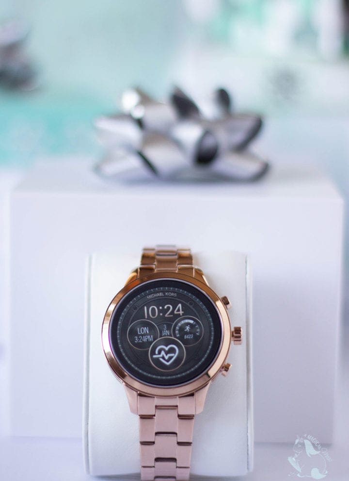 Michael Kors Access Runway Smartwatch out of the box