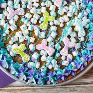 Mermaid cookie pizza in a pan.