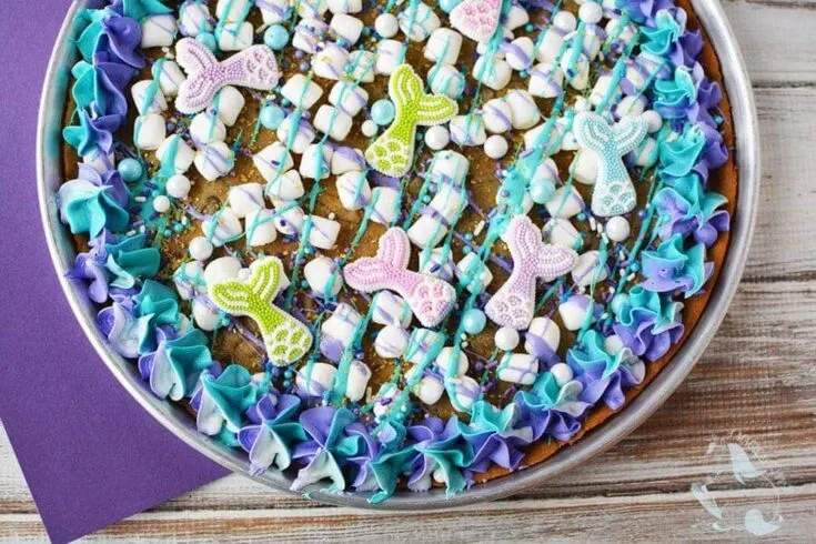 Mermaid cookie pizza in a pan.