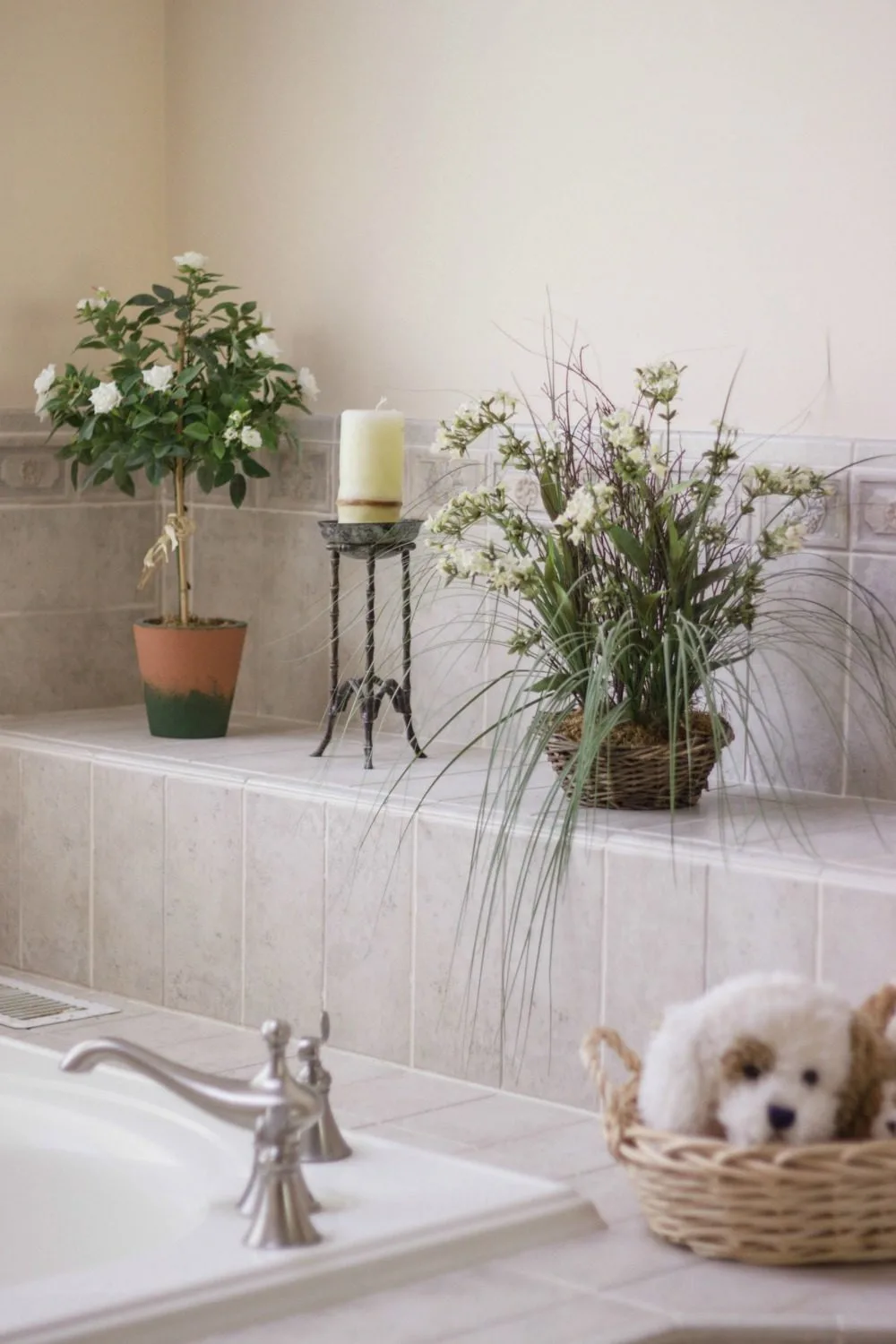 Gorgeous bath tub area.