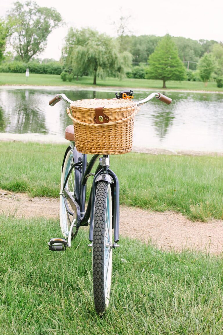 Bike with picnic basket attached to front.