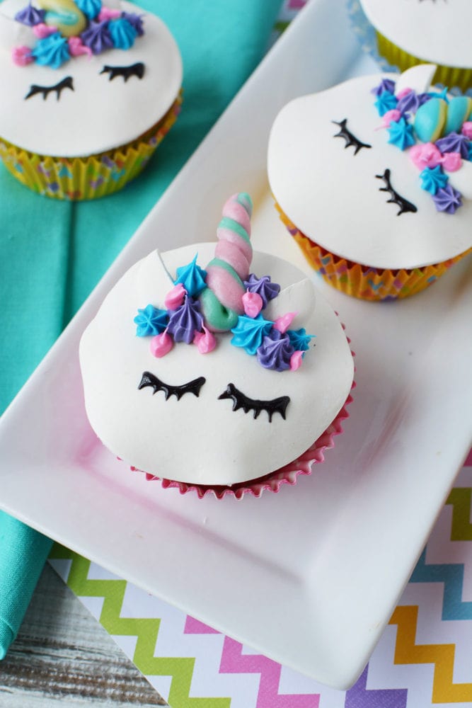 Easy Unicorn Cupcakes with Faces and Candy Horns! So Cute!