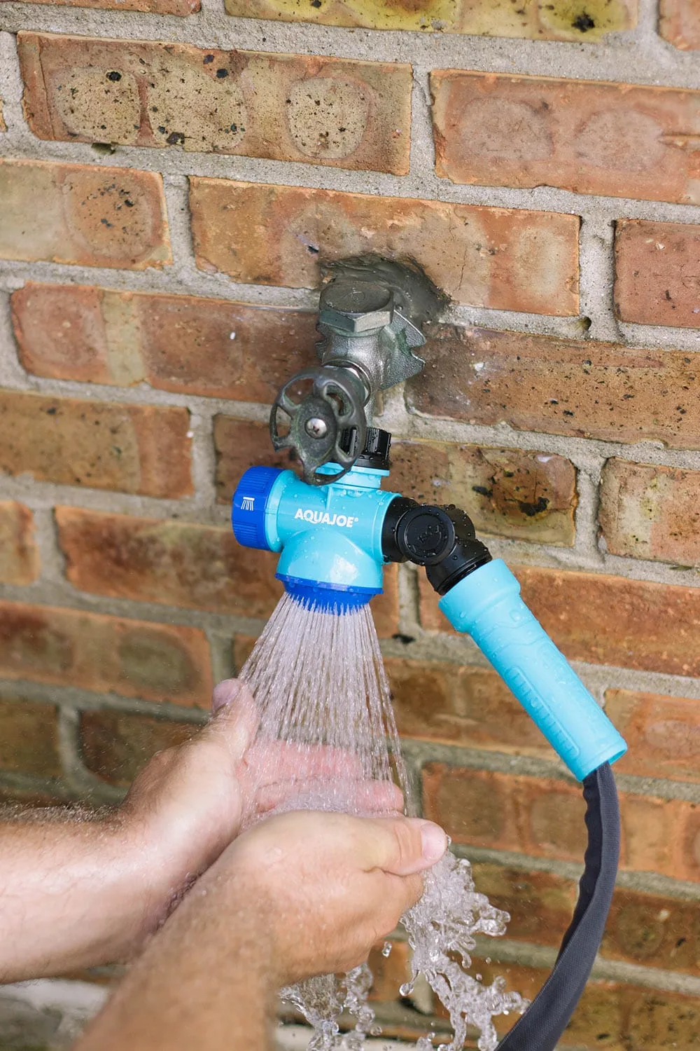 Faucet connector to wash hands.