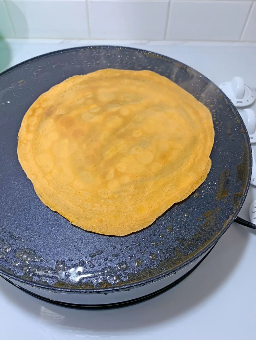 Making pumpkin crepe layers. 