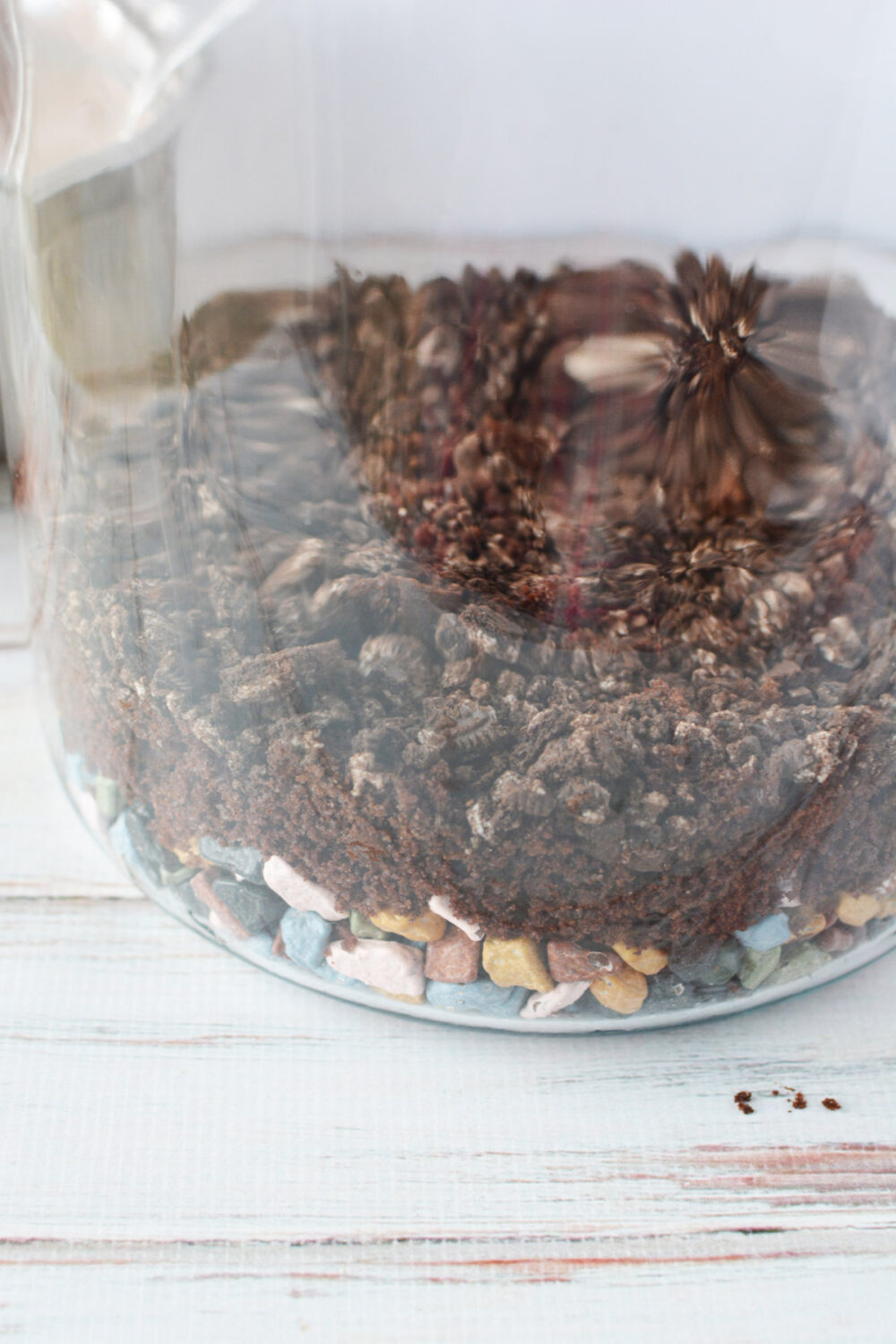 Cake layer on top of stones in a jar