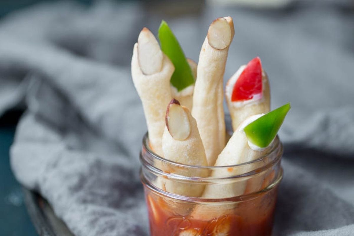 Breadsticks that look like witch fingers. 