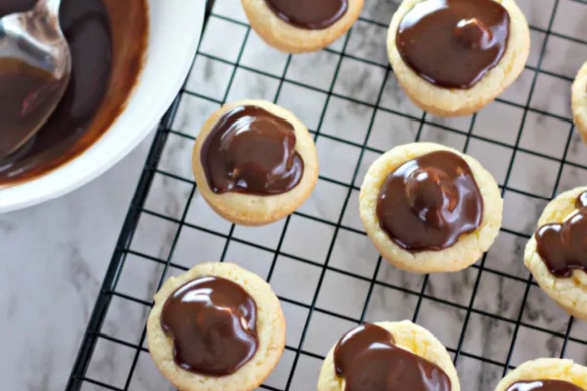 Boston cream pie cookie cups on a rack
