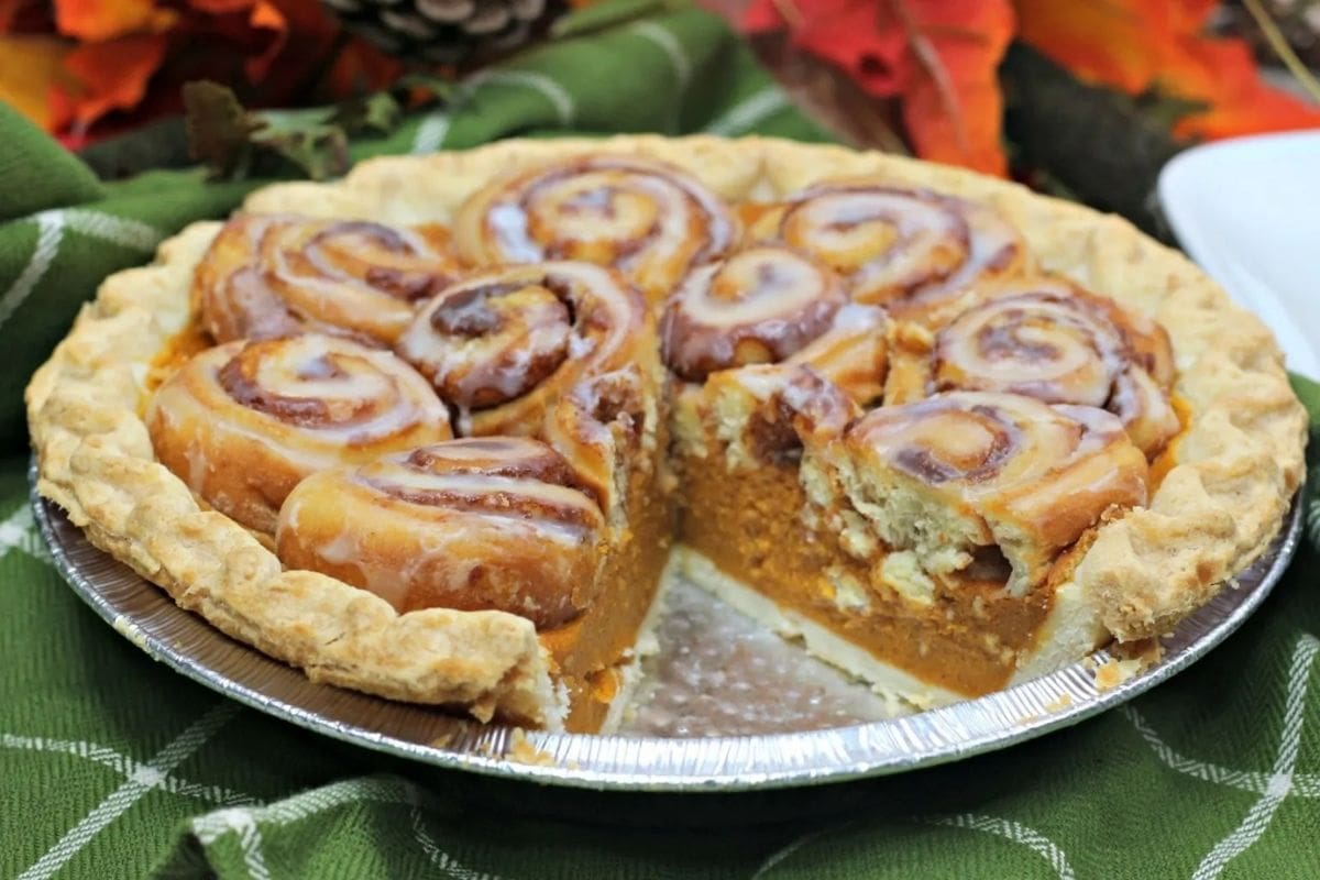 cinnamon roll pumpkin pie