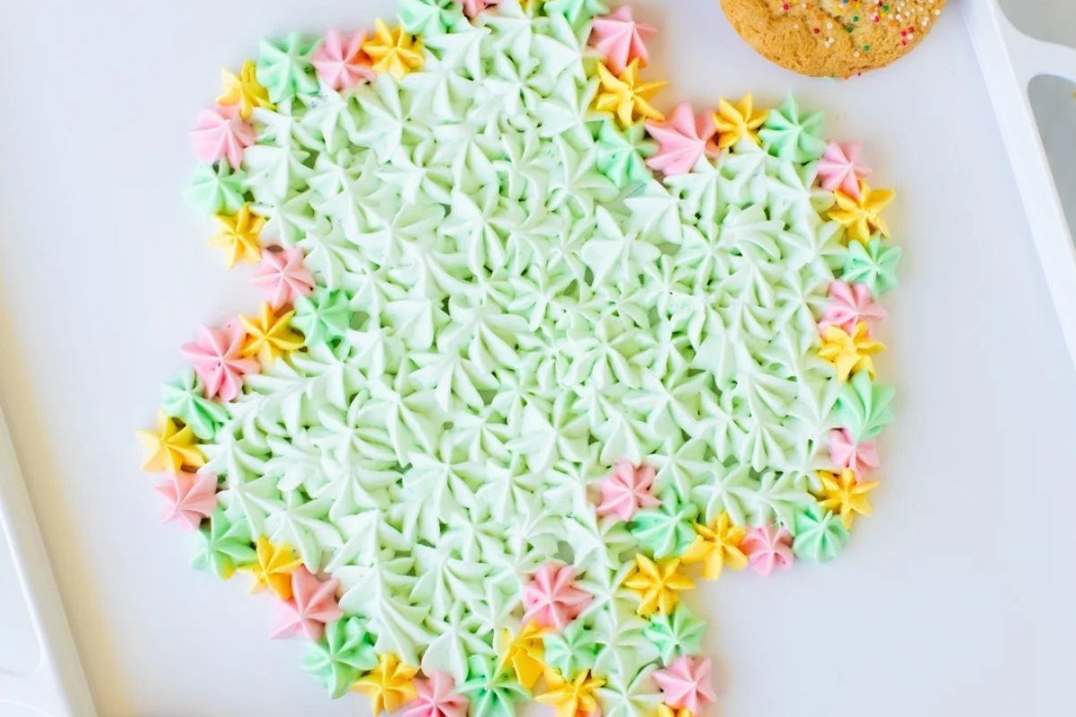 shamrock-shaped frosting board