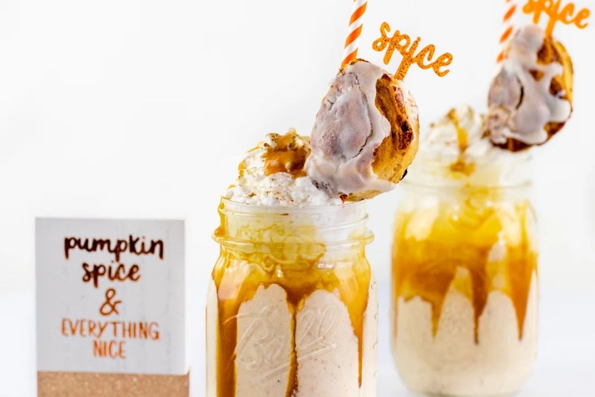 pumpkin pie shake with cinnamon roll topping