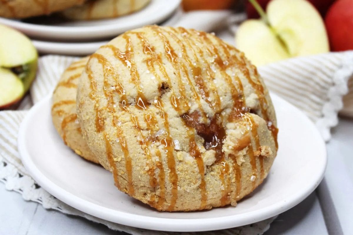 Cookie with salted caramel sauce