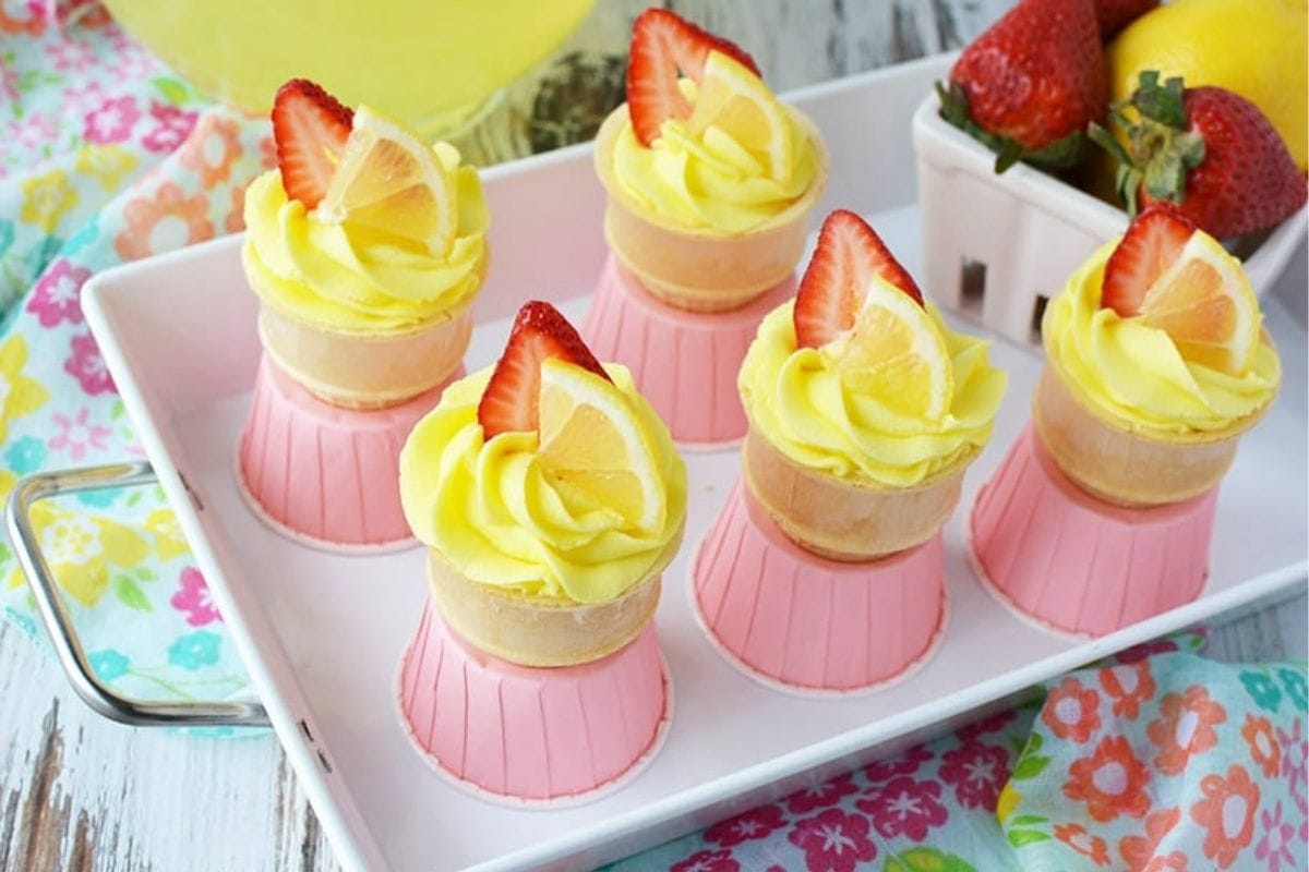 strawberry lemonade conecakes