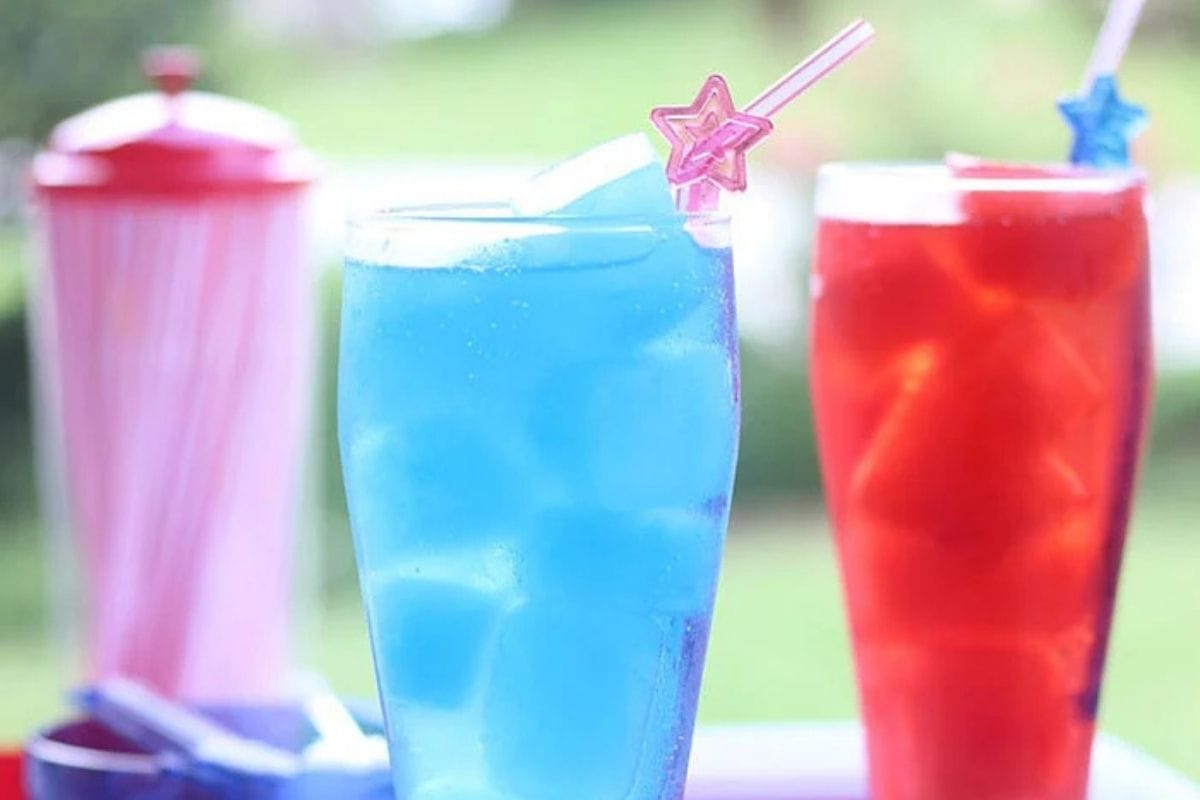 red and blue drinks in glasses