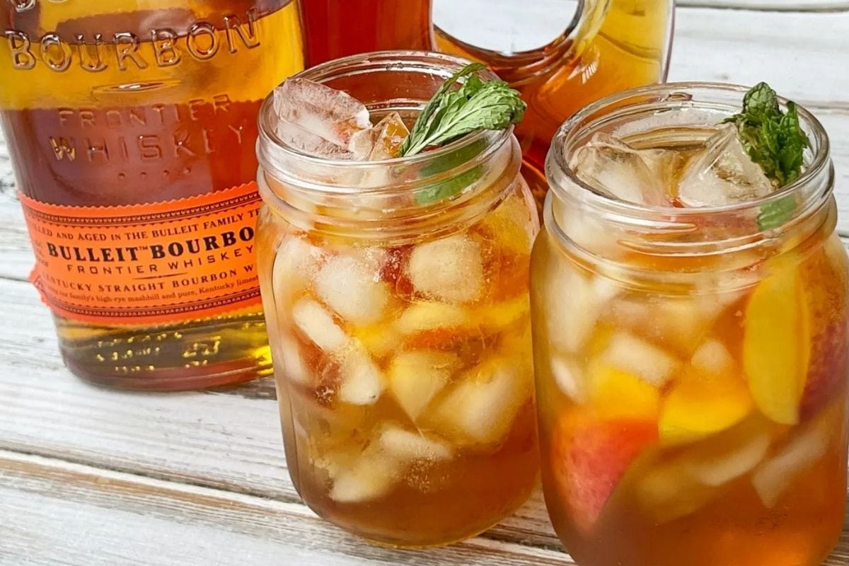 whisky punch in jars with ice and peaches