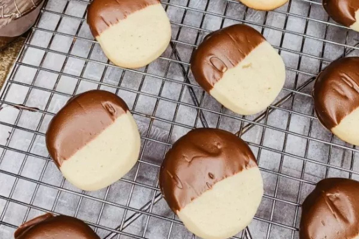 shortbread cookies dipped in chocolate
