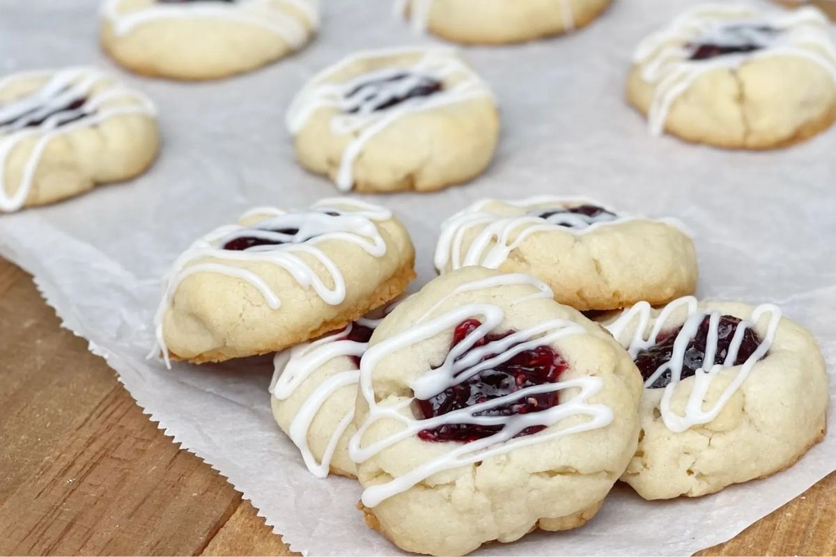 shortbread cookies with jam in the middle