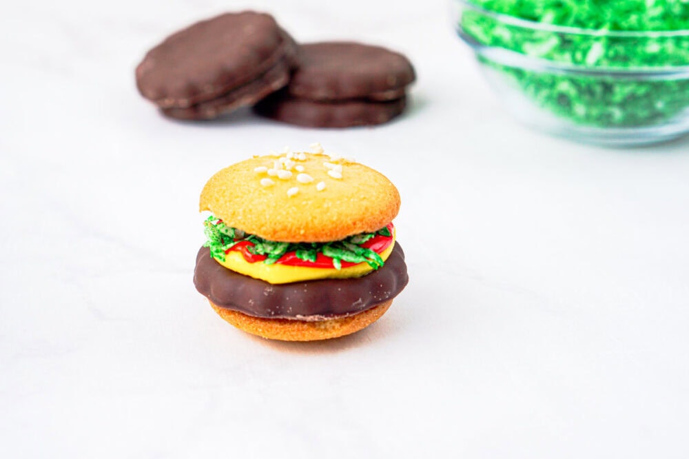 finished mini cookie that looks like a hamburger