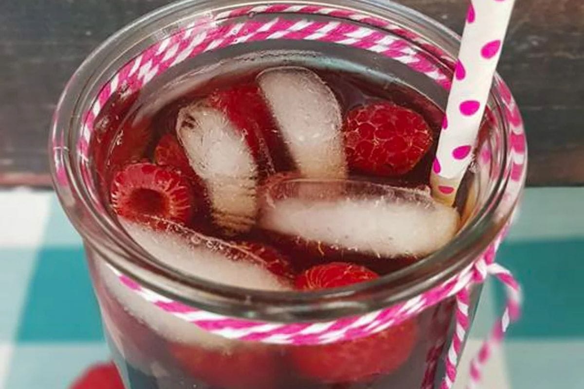 raspberry ice tea with a straw and ice