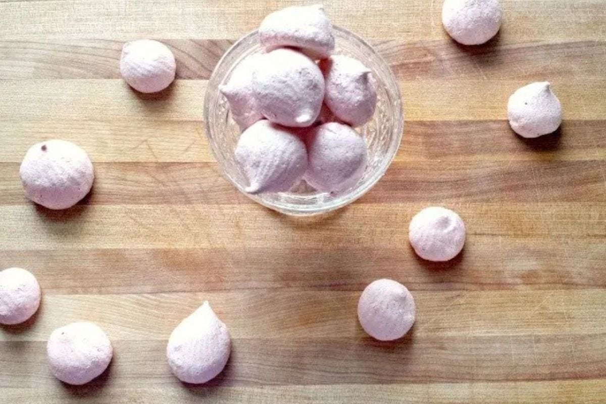 raspberry meringues