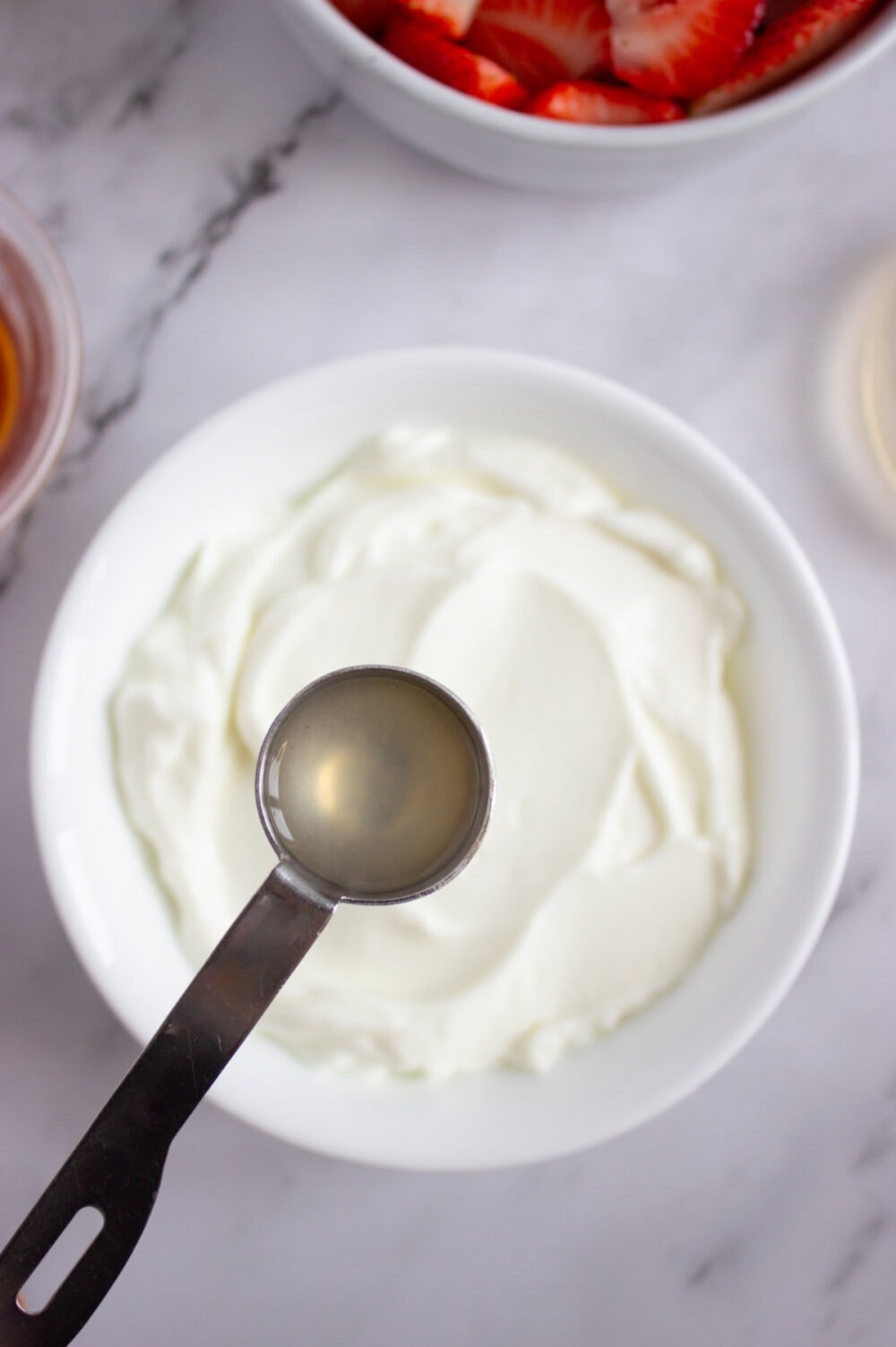 adding lemon juice to yogurt