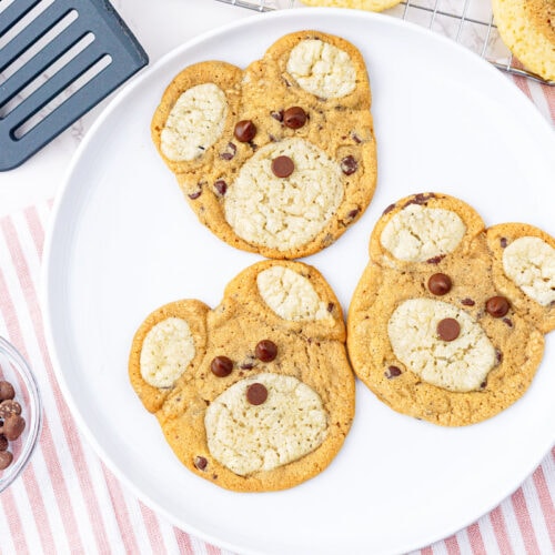 Cookies that look like bears on a plate